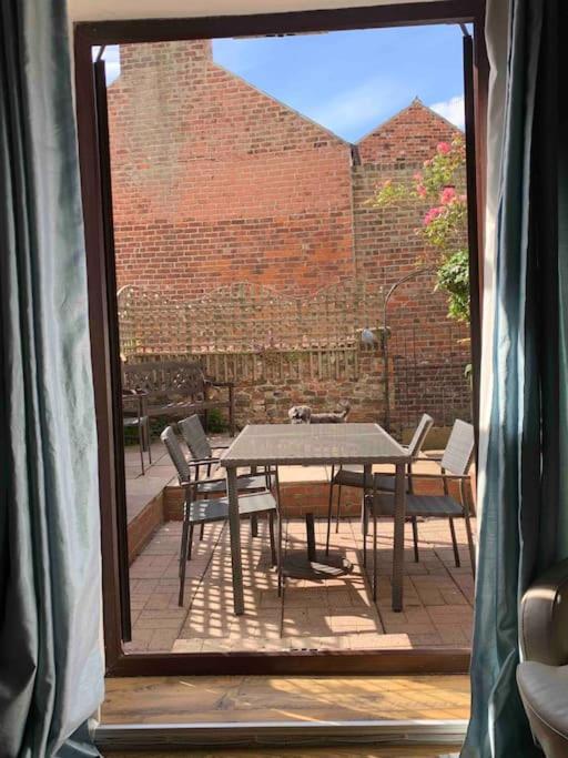 Award Winning Pet Friendly Paddock Cottage Уитби Экстерьер фото
