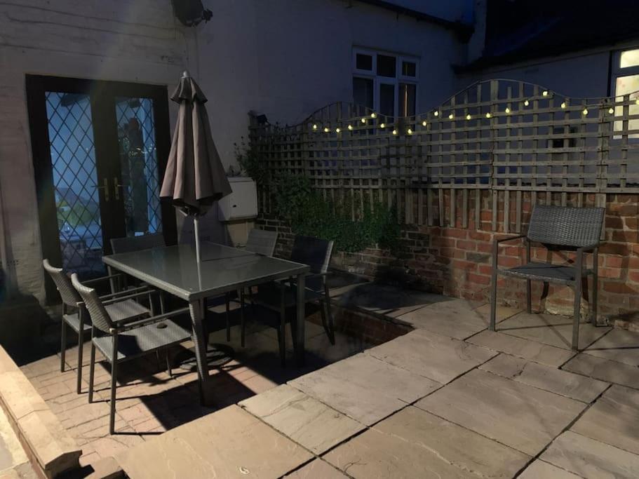 Award Winning Pet Friendly Paddock Cottage Уитби Экстерьер фото
