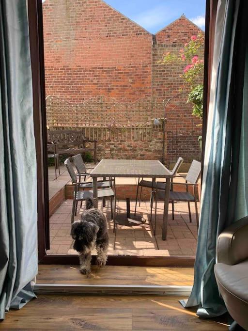 Award Winning Pet Friendly Paddock Cottage Уитби Экстерьер фото