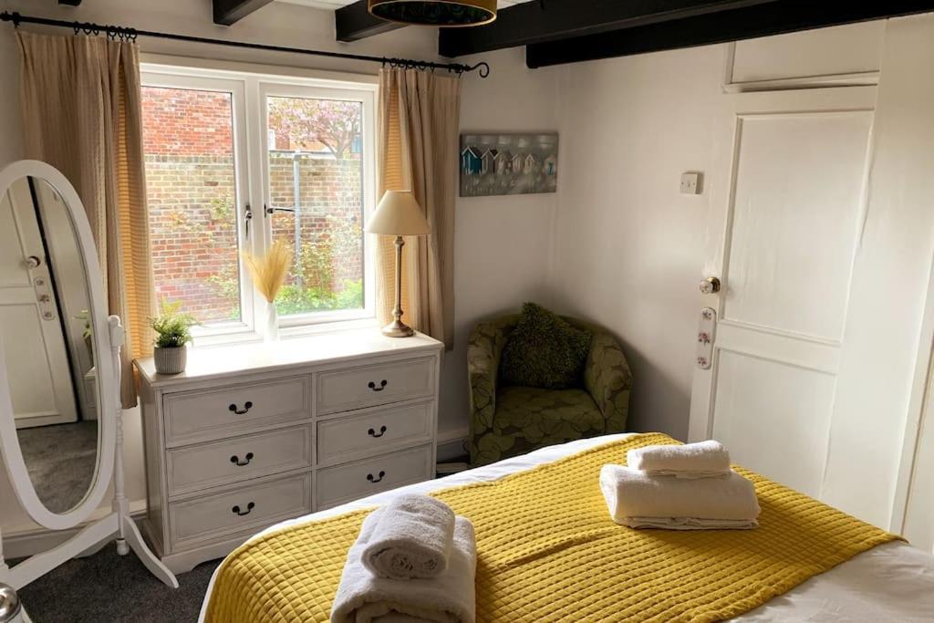 Award Winning Pet Friendly Paddock Cottage Уитби Экстерьер фото