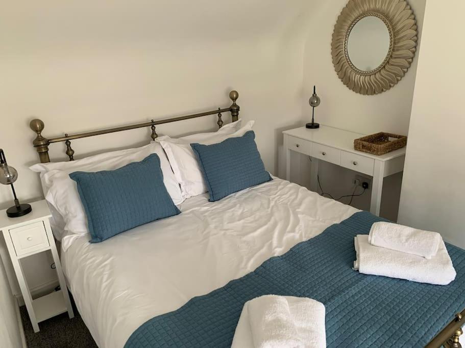 Award Winning Pet Friendly Paddock Cottage Уитби Экстерьер фото