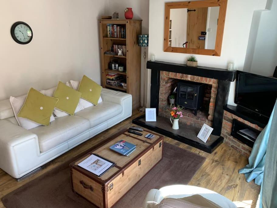 Award Winning Pet Friendly Paddock Cottage Уитби Экстерьер фото