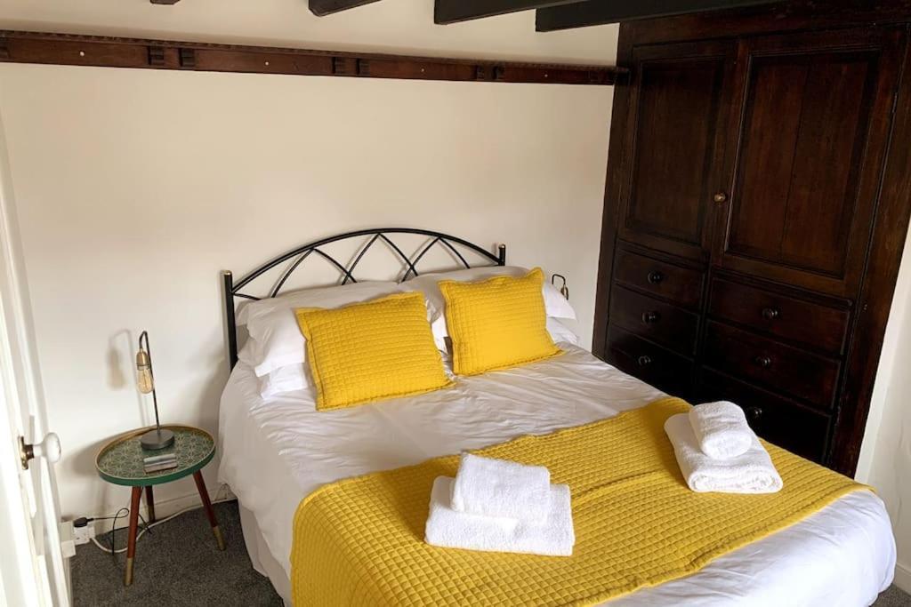 Award Winning Pet Friendly Paddock Cottage Уитби Экстерьер фото