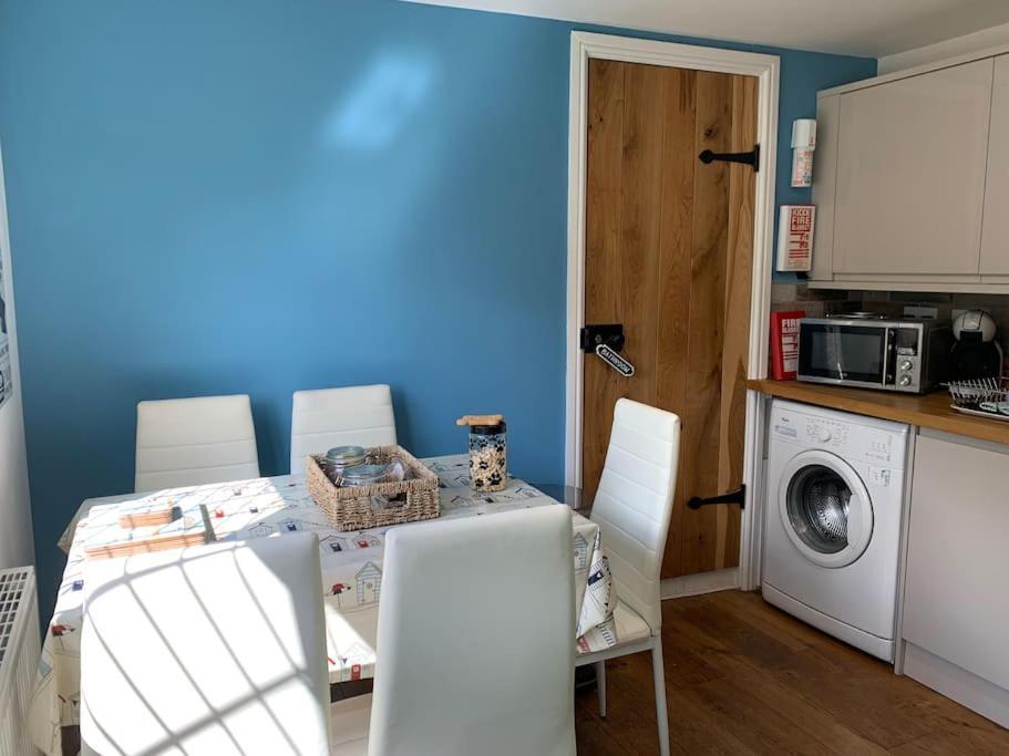Award Winning Pet Friendly Paddock Cottage Уитби Экстерьер фото