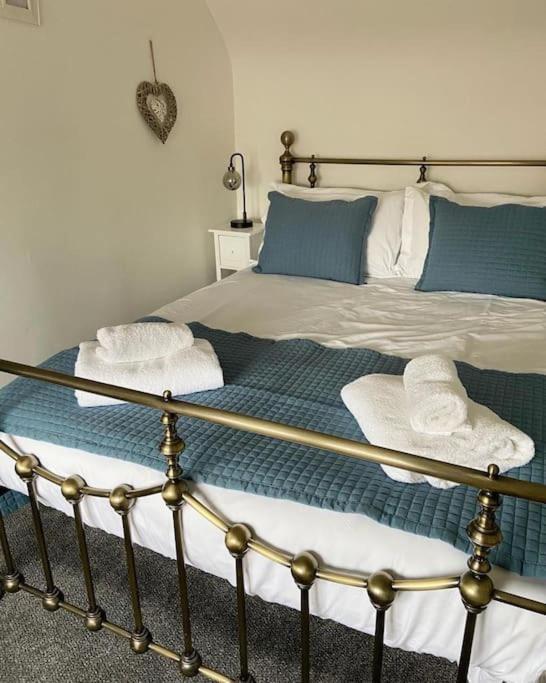 Award Winning Pet Friendly Paddock Cottage Уитби Экстерьер фото