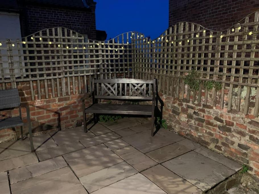 Award Winning Pet Friendly Paddock Cottage Уитби Экстерьер фото