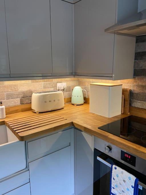 Award Winning Pet Friendly Paddock Cottage Уитби Экстерьер фото