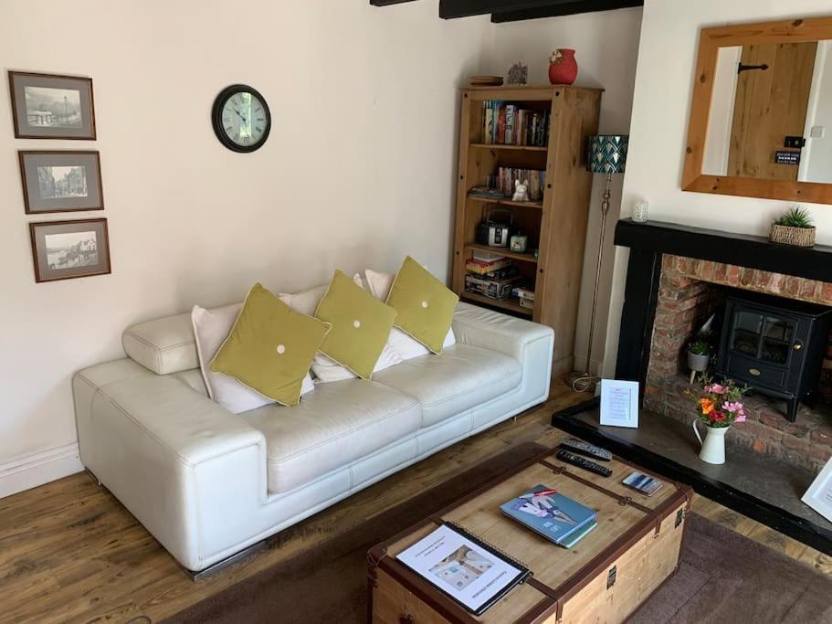 Award Winning Pet Friendly Paddock Cottage Уитби Экстерьер фото