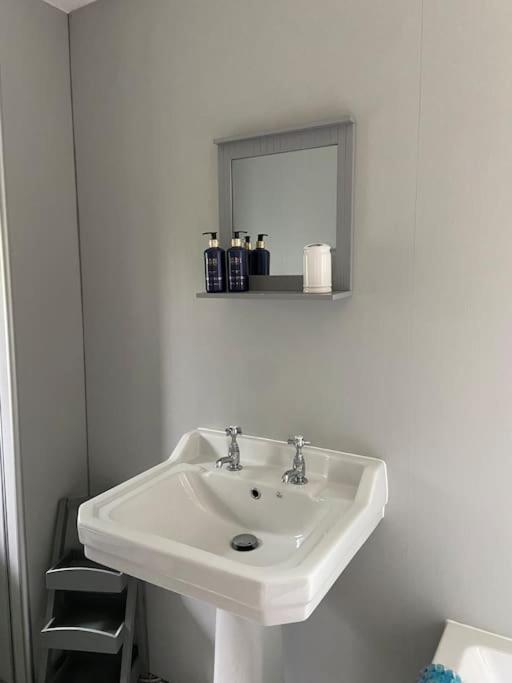 Award Winning Pet Friendly Paddock Cottage Уитби Экстерьер фото