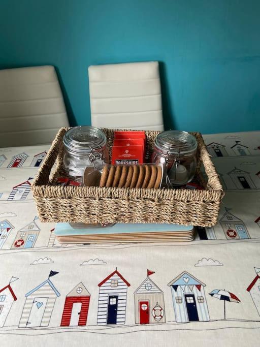 Award Winning Pet Friendly Paddock Cottage Уитби Экстерьер фото