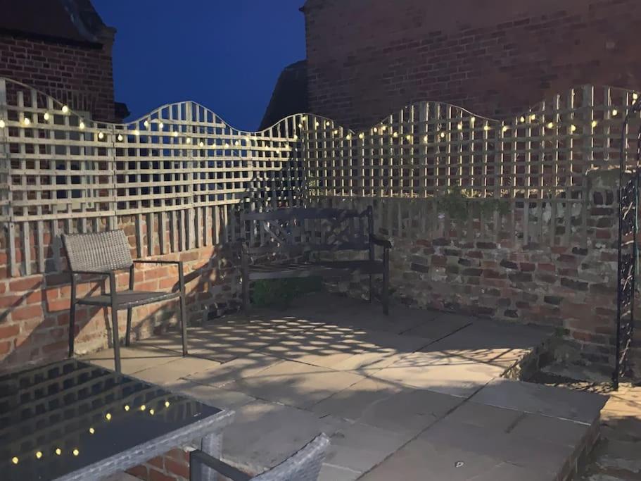 Award Winning Pet Friendly Paddock Cottage Уитби Экстерьер фото